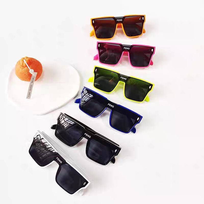 نظارات شمسية للأولاد الصغار بإطار مربع عريض  بعدسات داكنة واقية