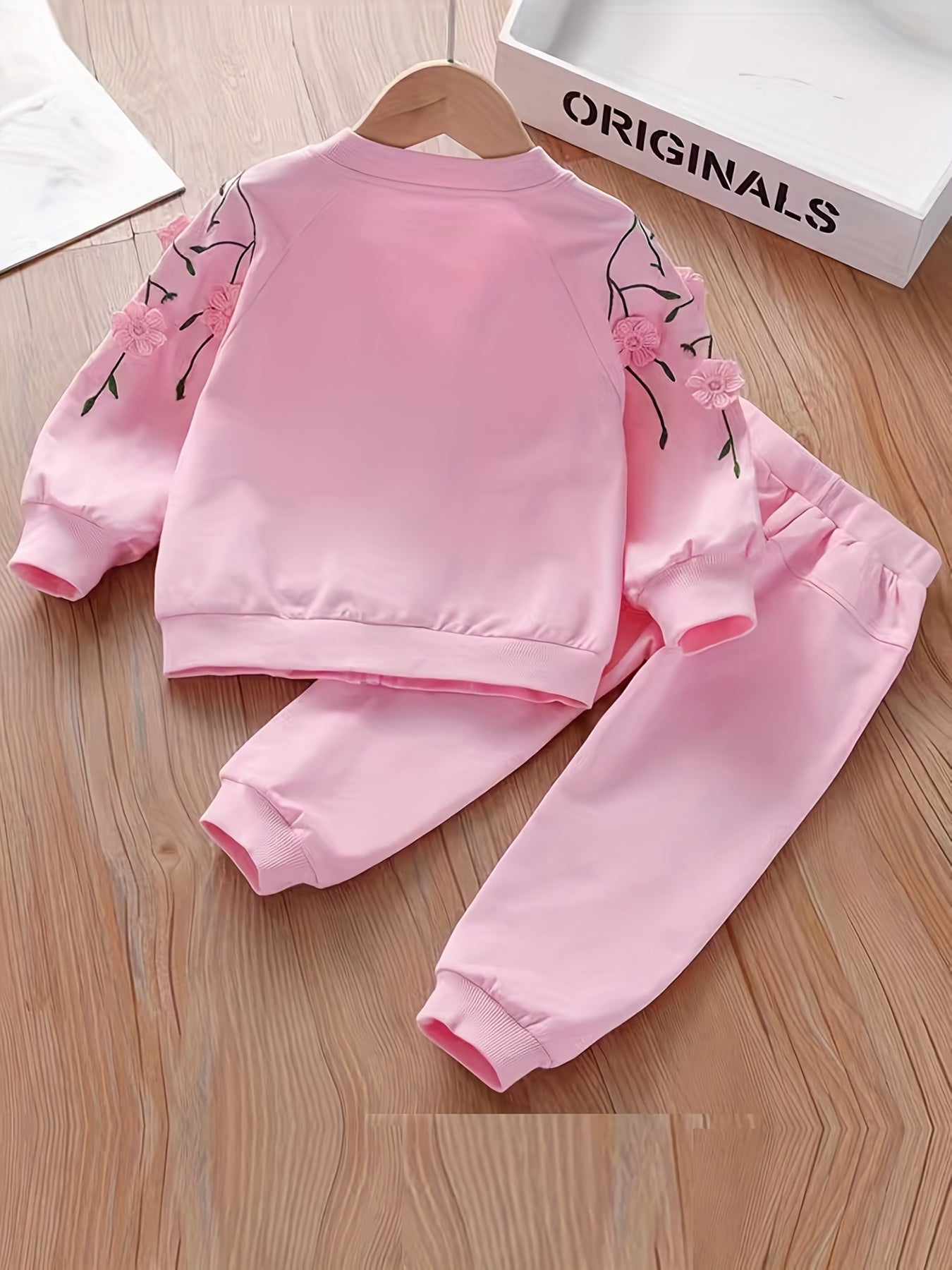 طقم قطعتين مطرز بالورد للبنات بلون وردي