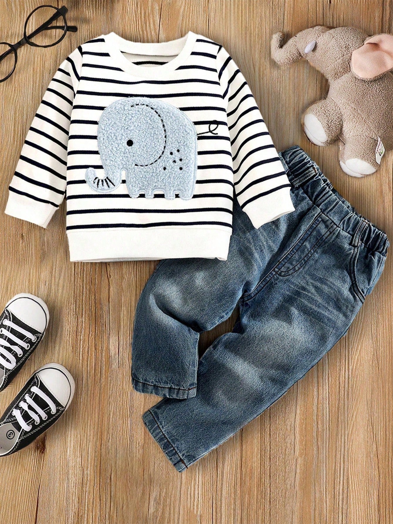 طقم من قطعتين بنقشة فيل للأولاد