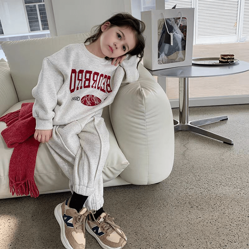 طقم رياضي قطعتين بطبعة حروف تصميم شتوي للاطفال